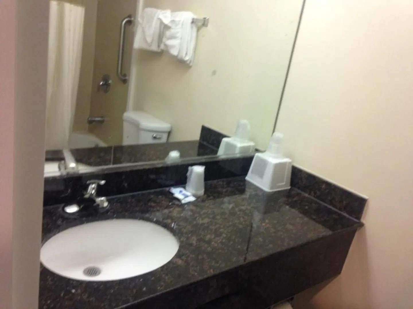 Red Carpet Inn New Brunswick Badezimmer