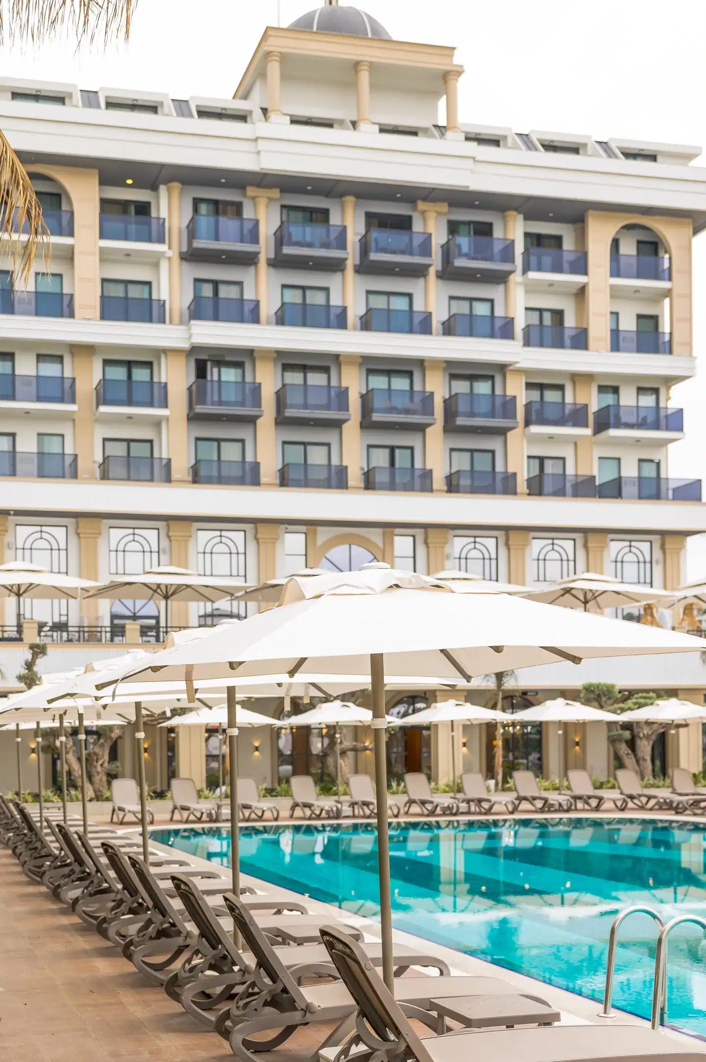 Serenity Queen Pool