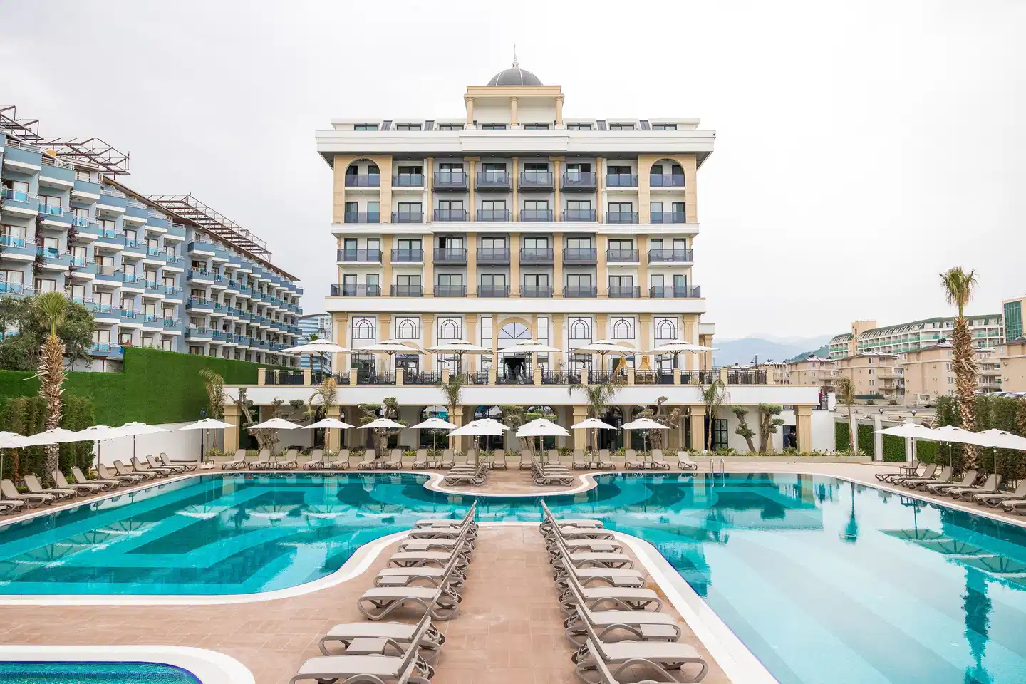 Serenity Queen Pool