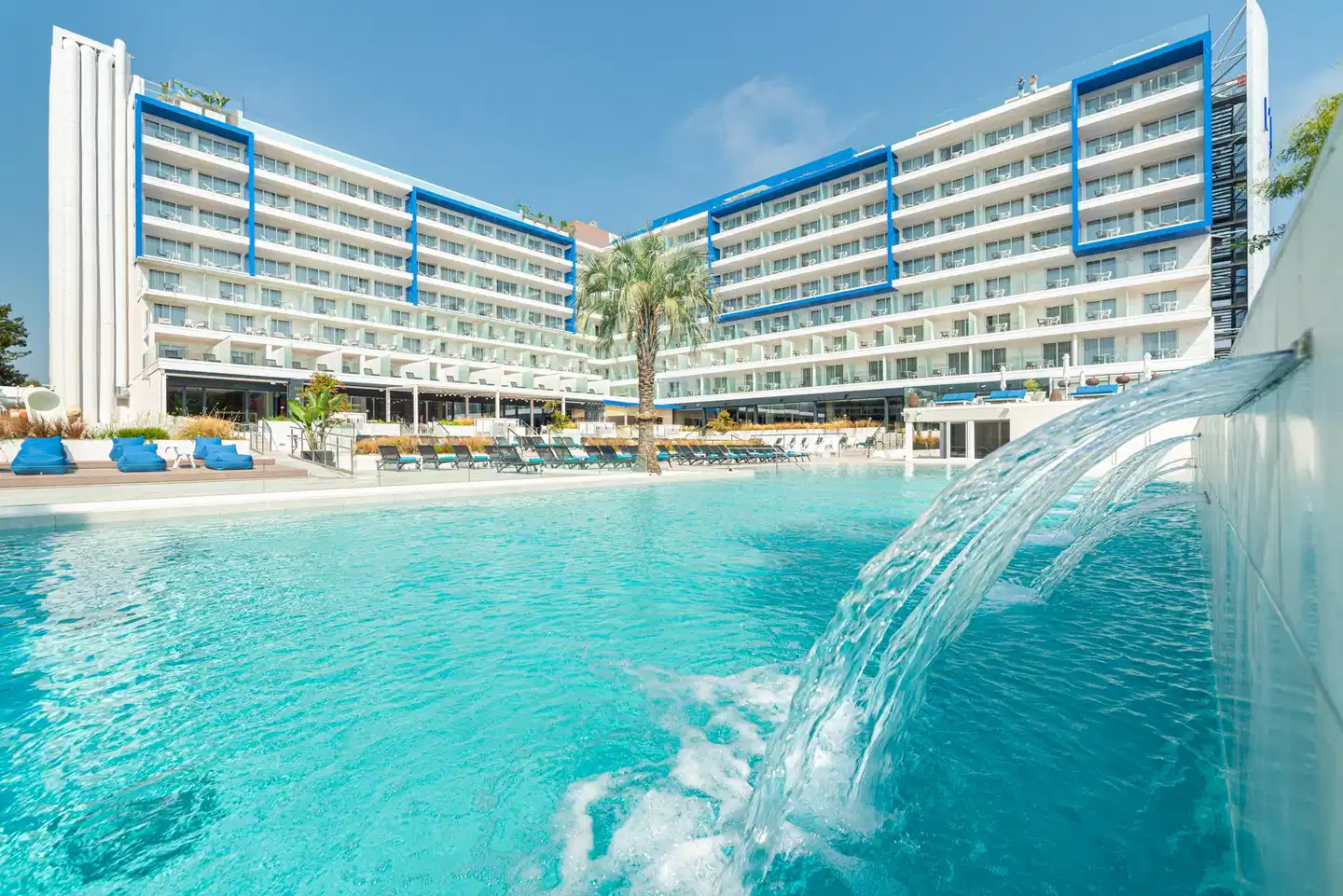 L'Azure Hotel POOL