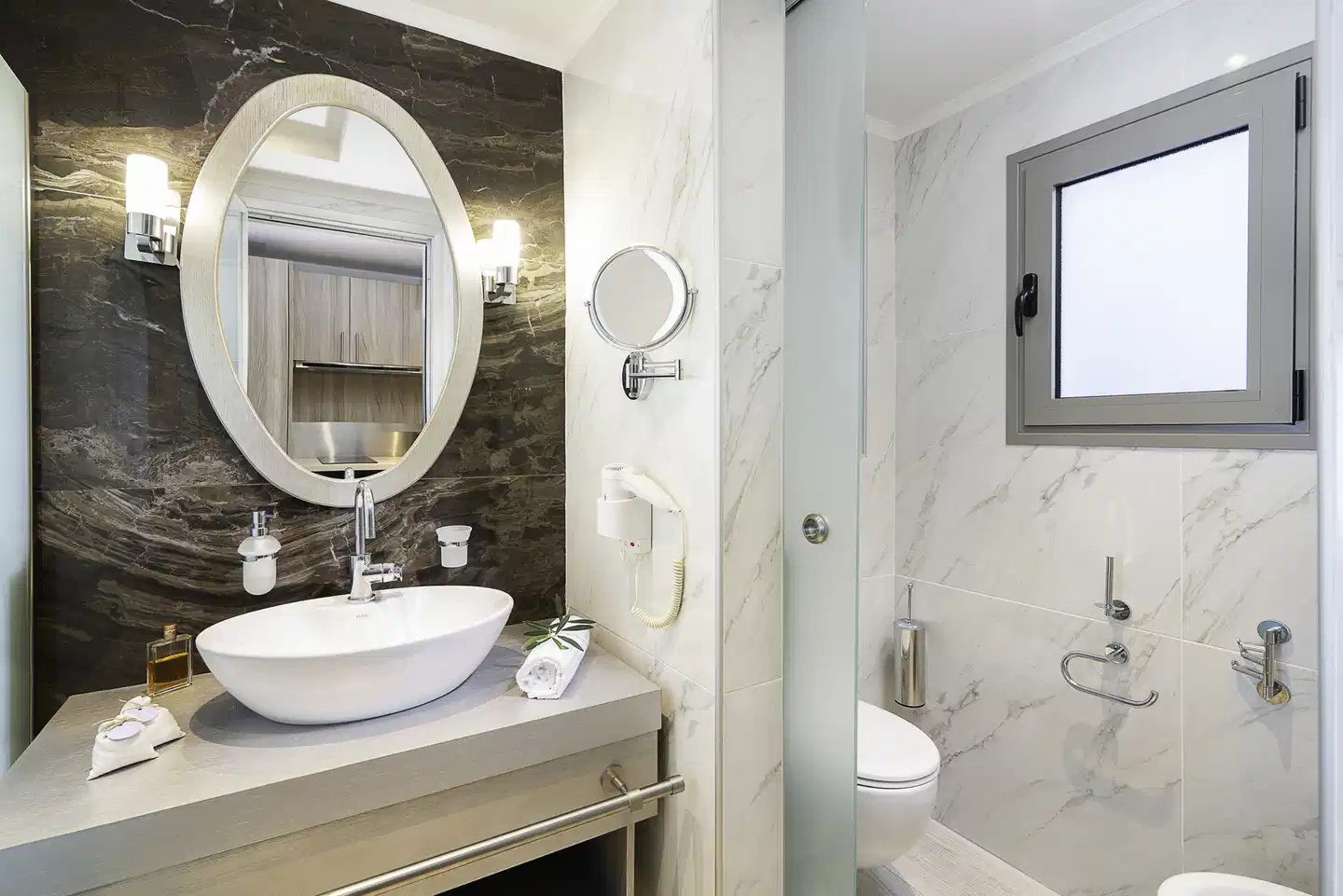 Dionysos Hotel and Suites Badezimmer