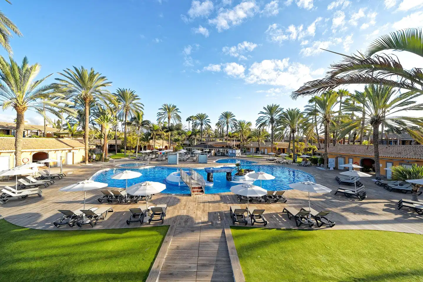 Suites & Villas by Dunas Pool