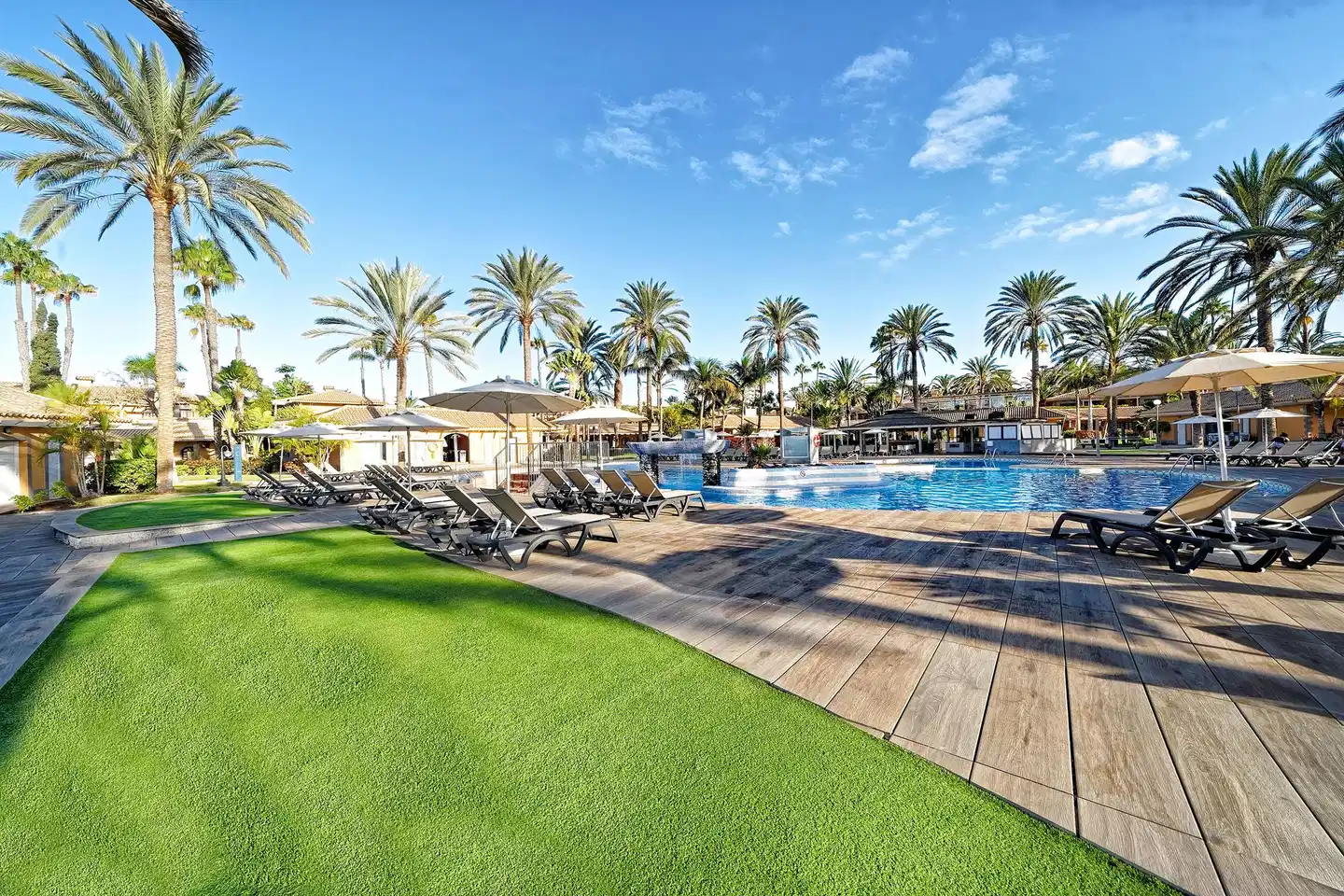 Suites & Villas by Dunas Pool