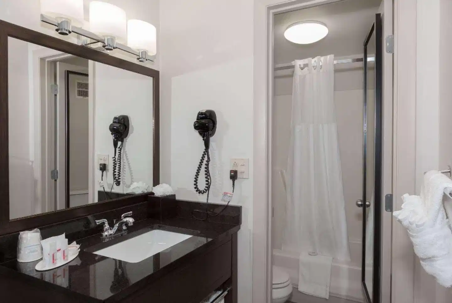 Ramada by Wyndham Boston Badezimmer