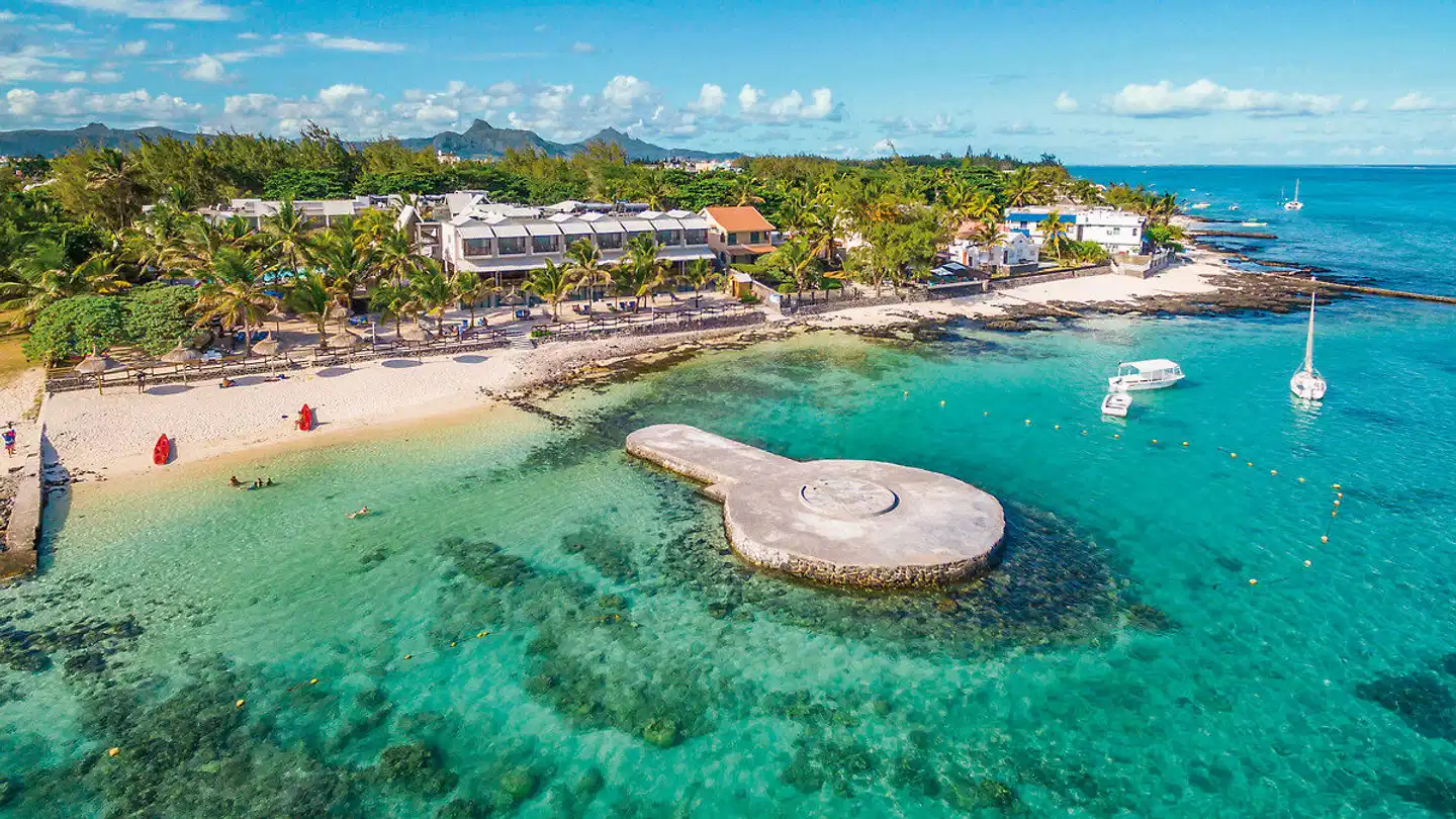 Le Peninsula Bay Beach Resort & Spa BEACH