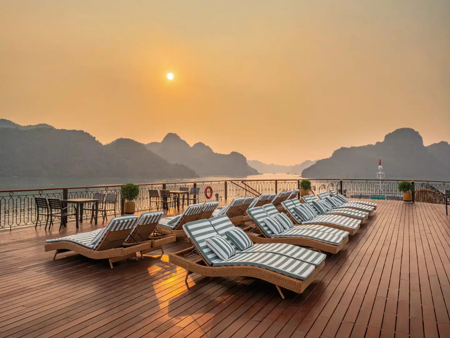 Halong Bucht an Bord der Indochine Grand (1 Nacht) Terrasse