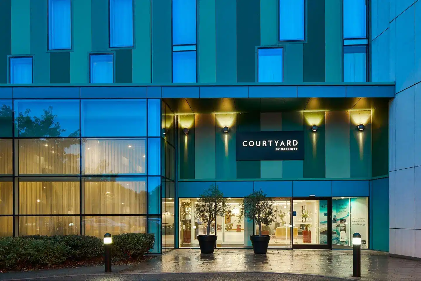 Courtyard by Marriott London Gatwick Airport Lobby