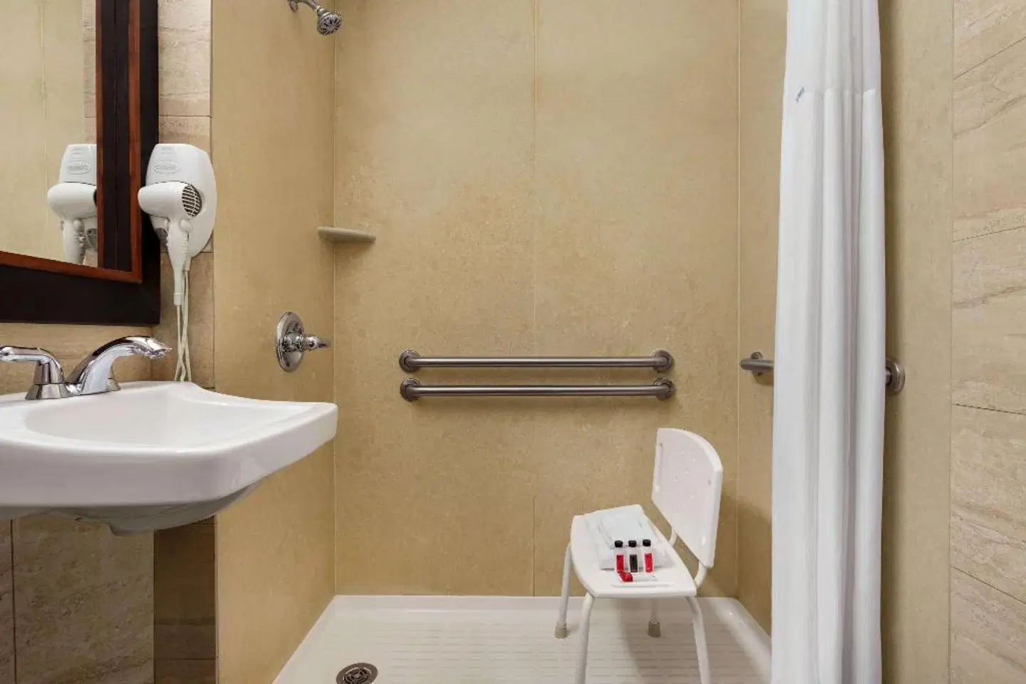 Days Inn by Wyndham Long Island City Badezimmer