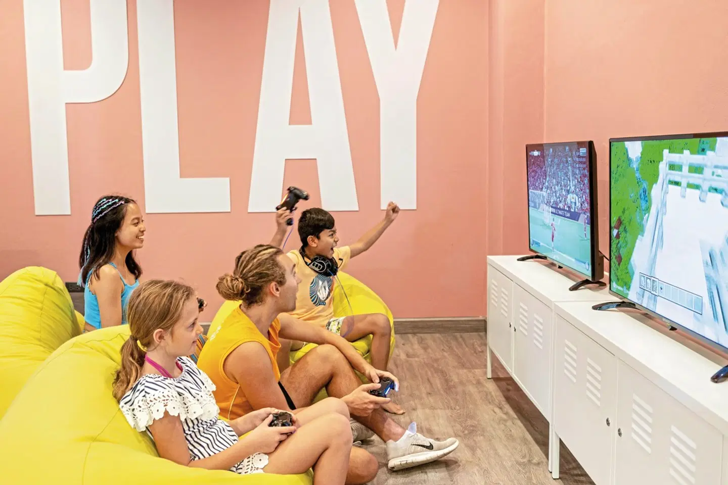 Sunwing Kamala Beach PEOPLE