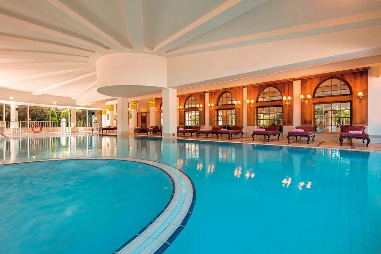 Delphin Diva Hallenbad