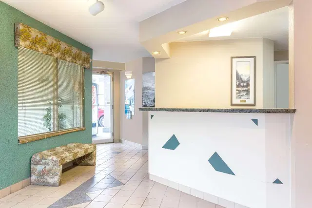 Super 8 by Wyndham Golden LOUNGE_LOBBY