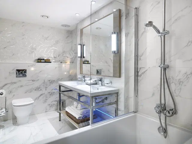 Olympic Lagoon Resort Badezimmer