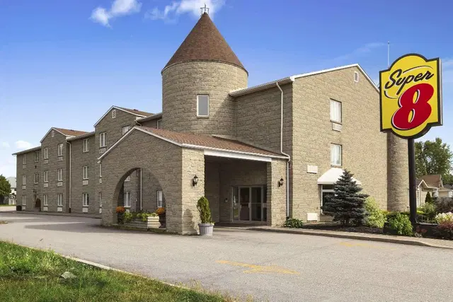 Super 8 by Wyndham North Bay EXTERIOR