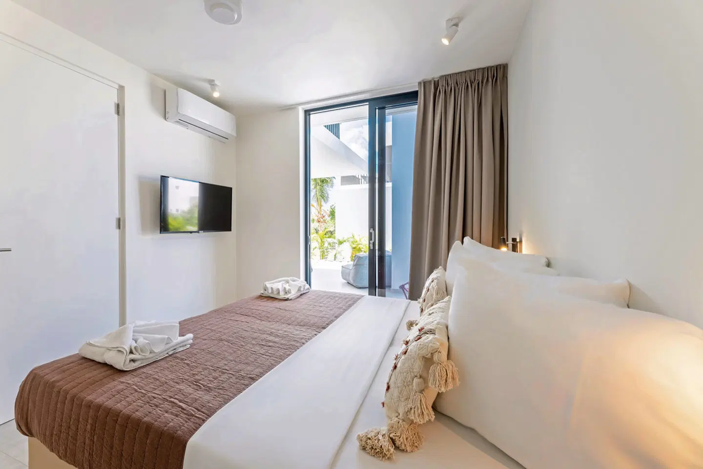 Coral Estate Luxury Resort ROOM_EXAMPLE