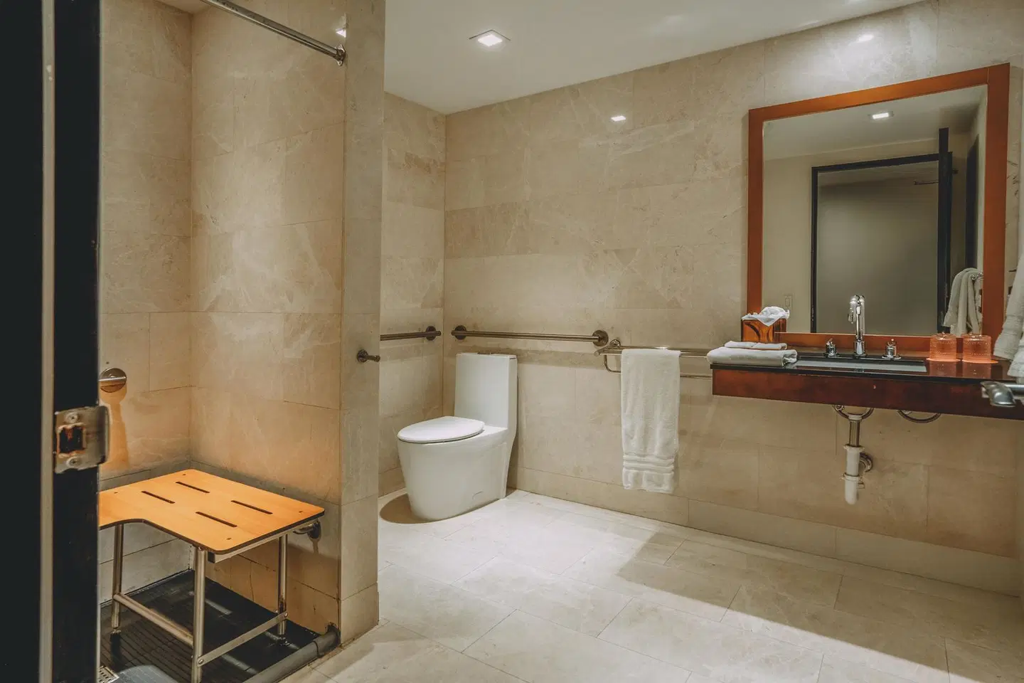 Berkeley Shore Hotel & Apts Badezimmer