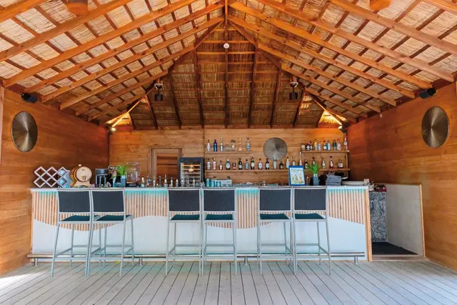 Meeru Maldives Resort Island Bar