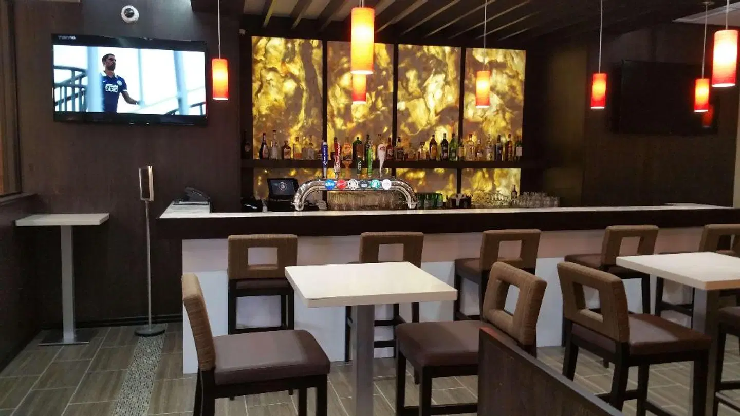 Best Western Plus Toronto North York Hotel & Suites Bar