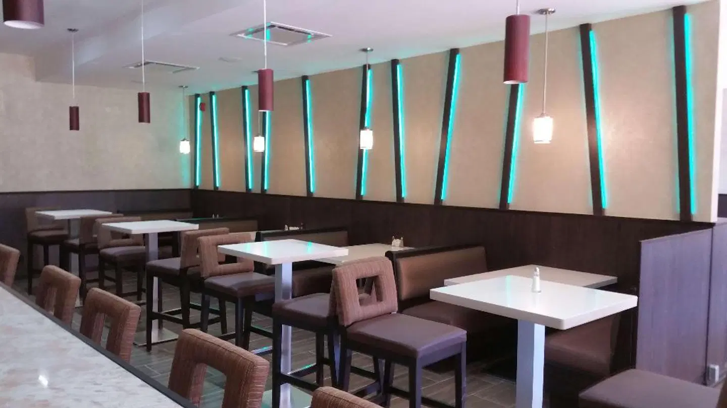 Best Western Plus Toronto North York Hotel & Suites Bar