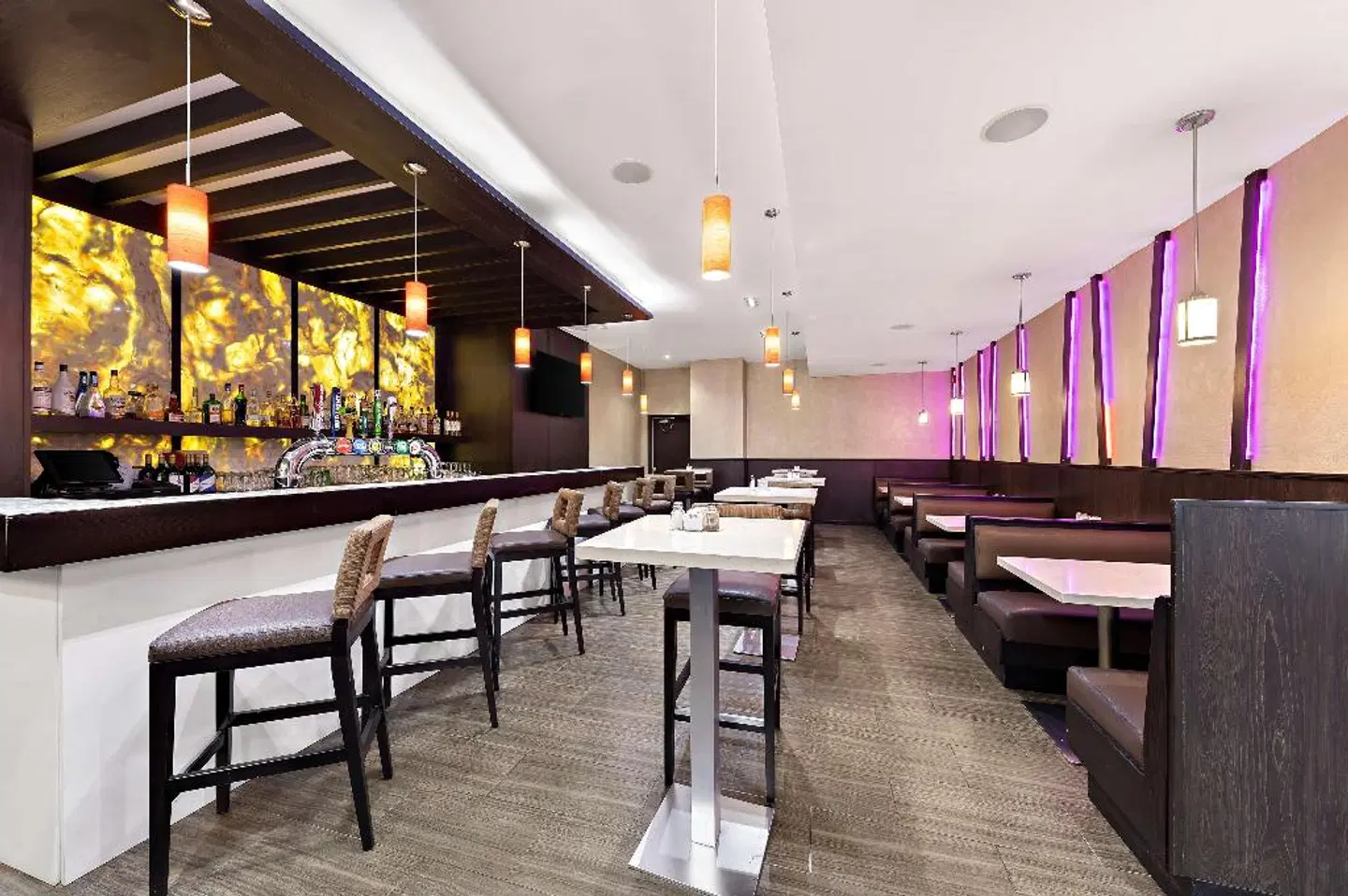 Best Western Plus Toronto North York Hotel & Suites Bar