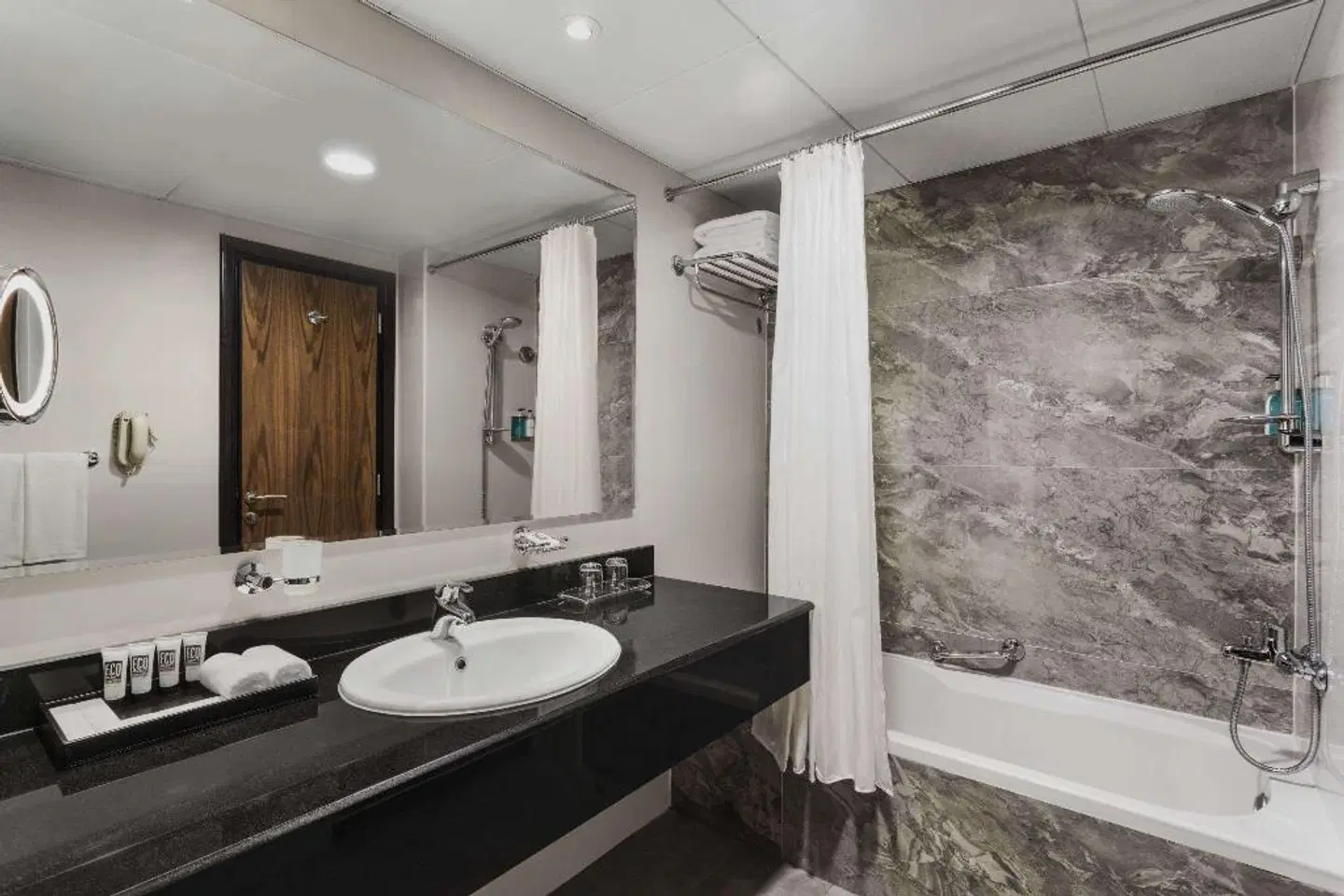 Hawthorn Extended Stay by Wyndham Abu Dhabi Badezimmer