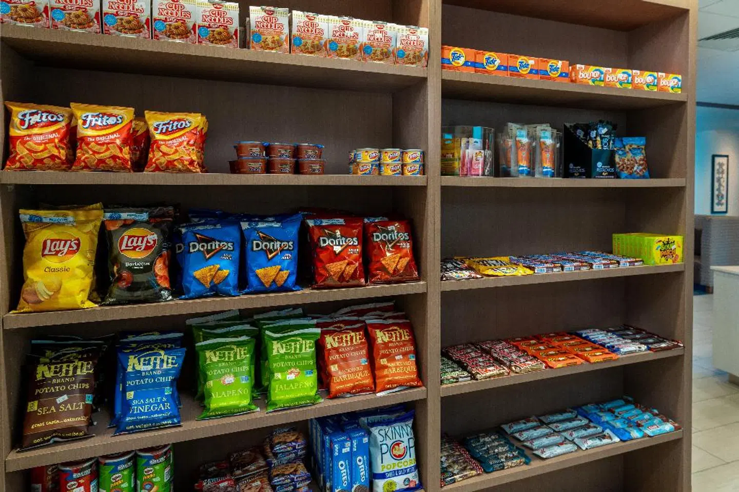 Holiday Inn Express & Suites Las Vegas - E Tropicana Bar