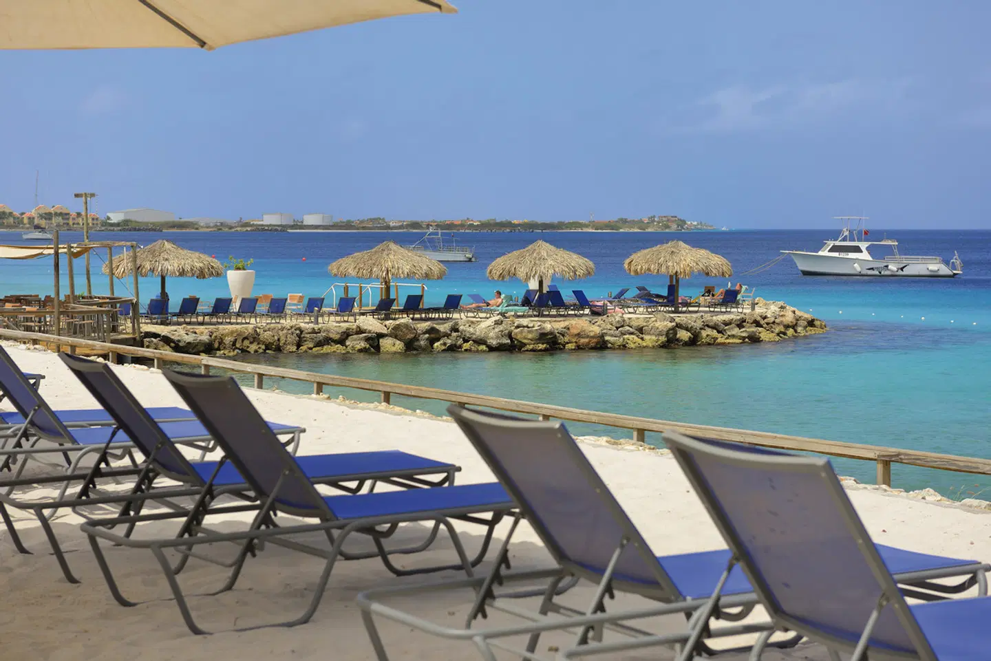 Divi Flamingo Beach Resort & Casino Terrasse