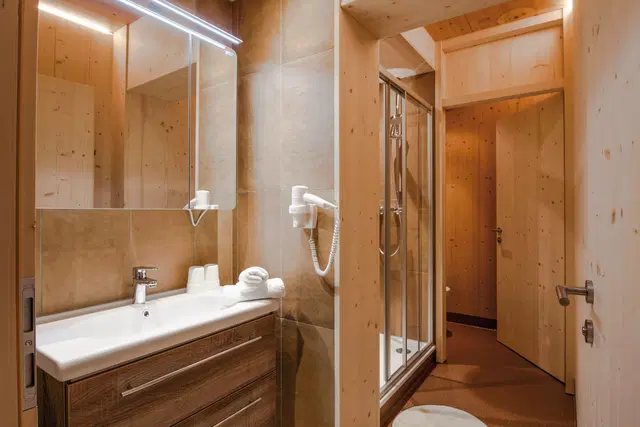 Tia Smart Natur Badezimmer