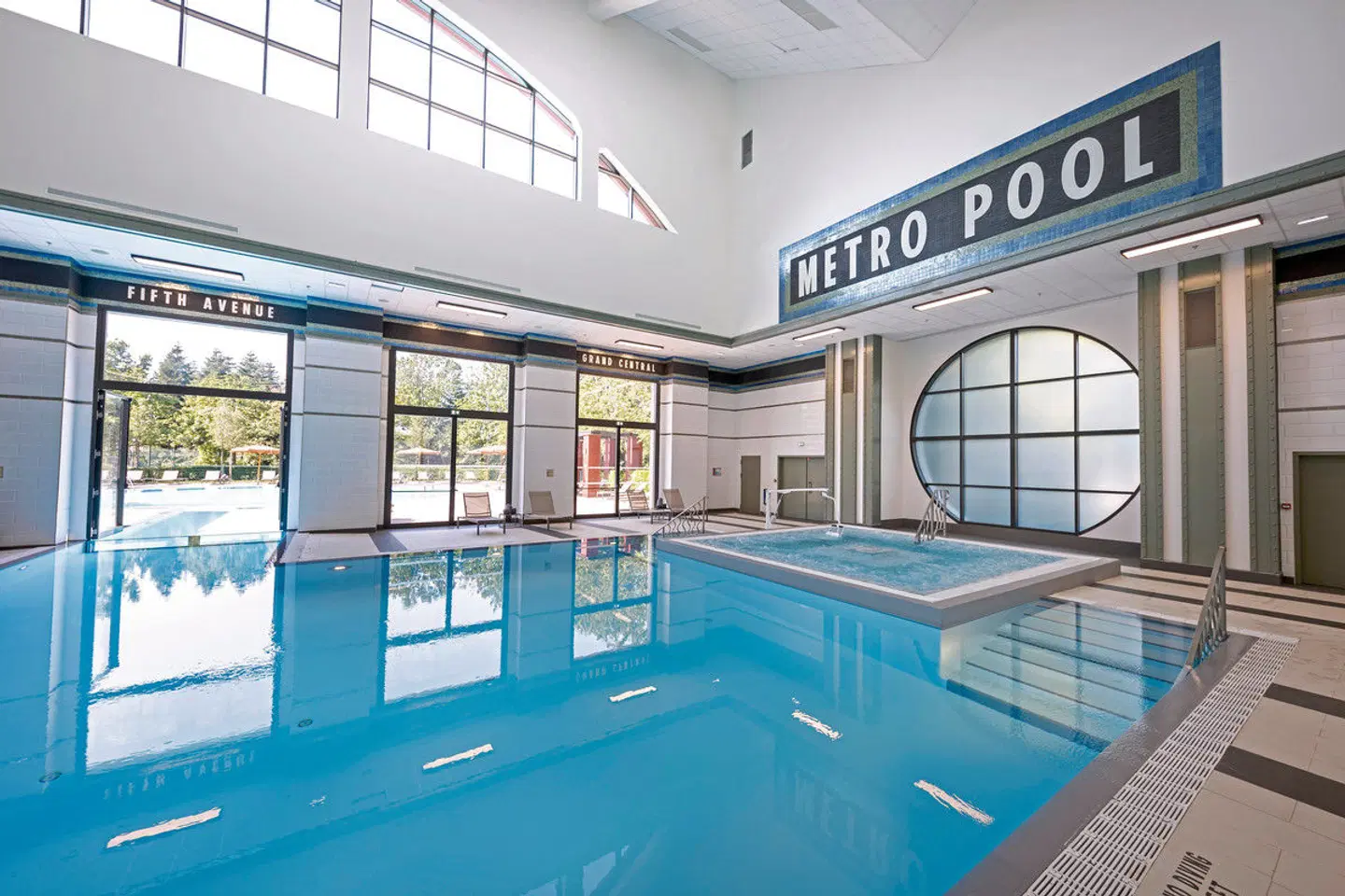 Disney Hotel New York - The Art of Marvel Hallenbad