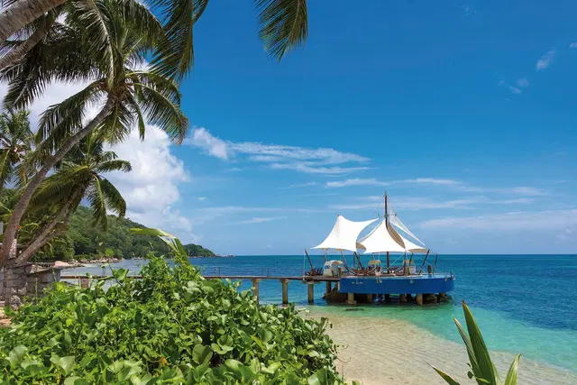 Coco de Mer & Black Parrot Suites LANDSCAPE