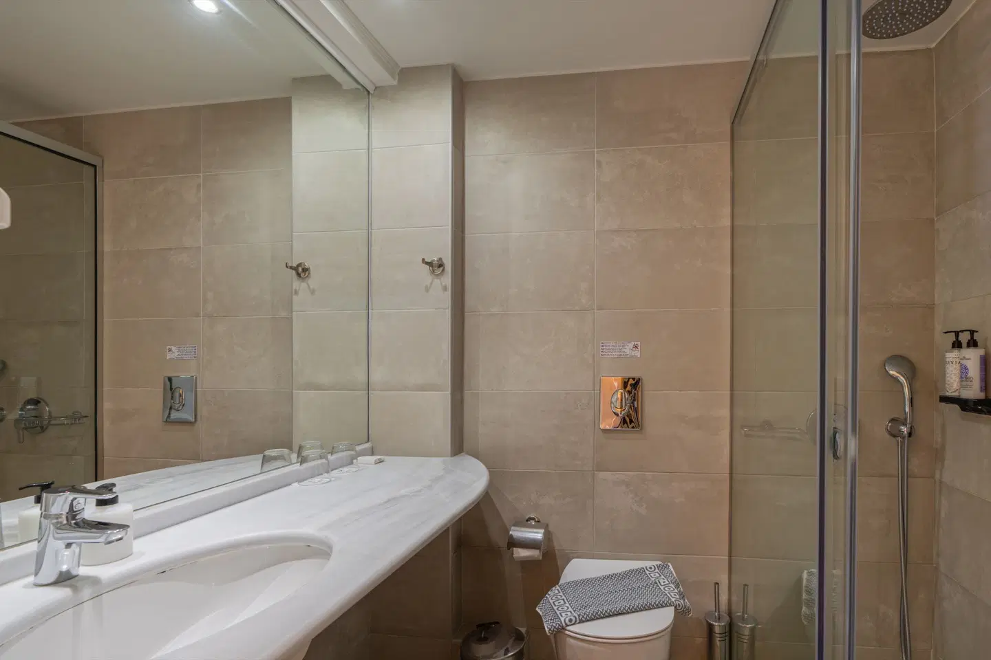 Minos Hotel Badezimmer