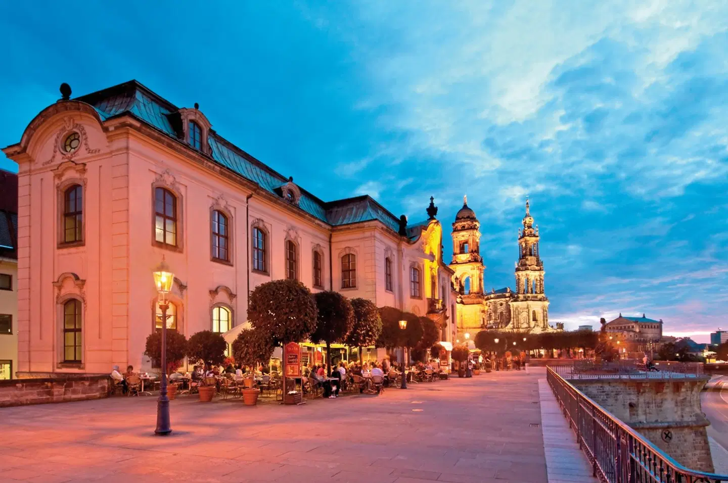 Hilton Dresden EXTERIOR