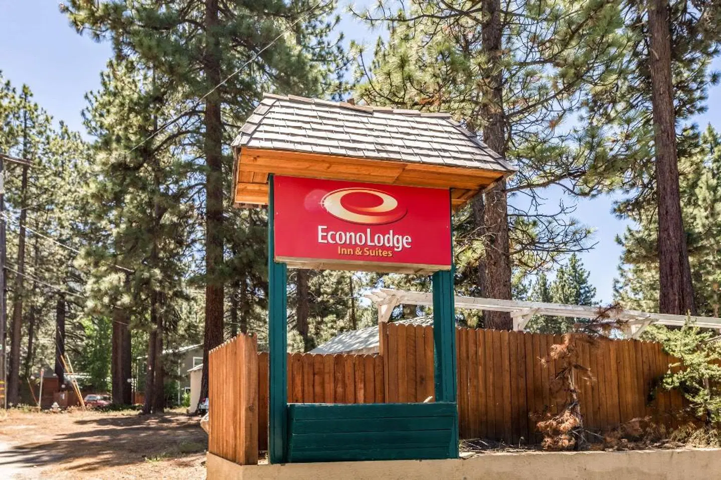 Econo Lodge Inn & Suites EXTERIOR