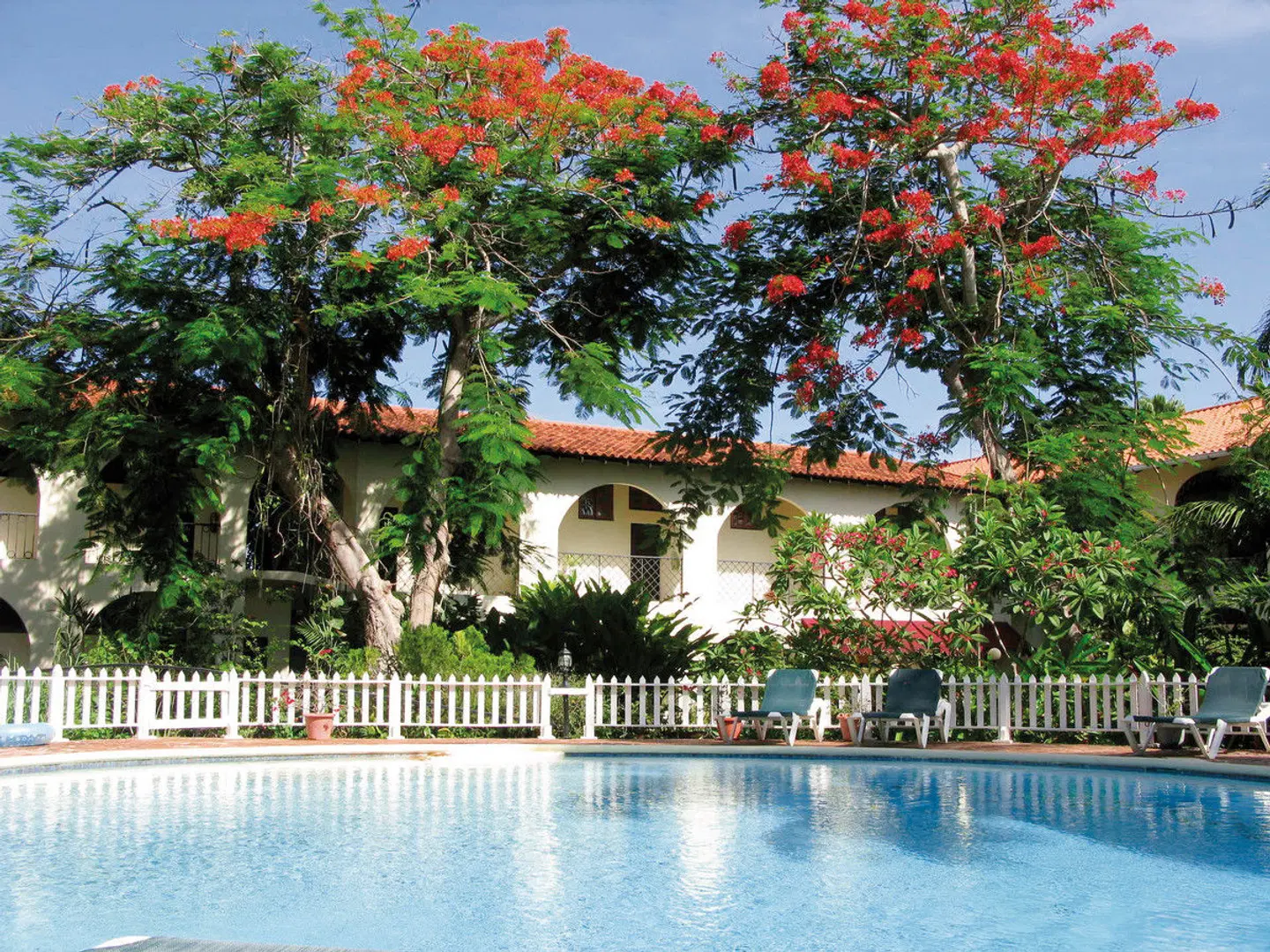 Charela Inn Hotel OUTDOOR_POOL