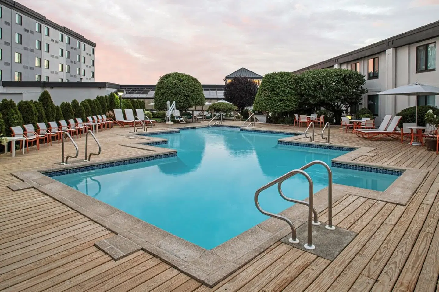 Holiday Inn Hasbrouck Heights - Meadowlands OUTDOOR_POOL