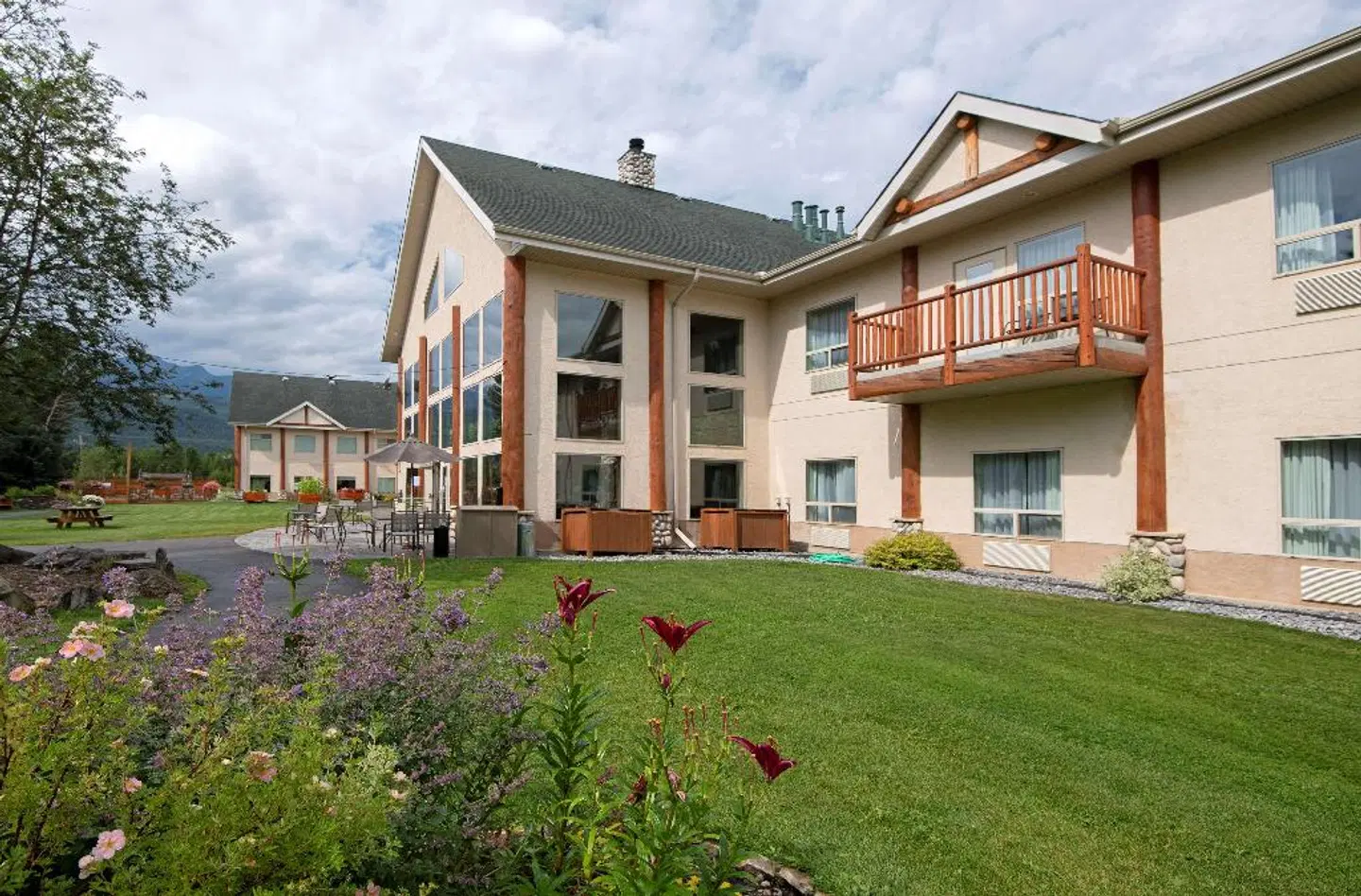BEST WESTERN PLUS Valemount Inn & Suites EXTERIOR