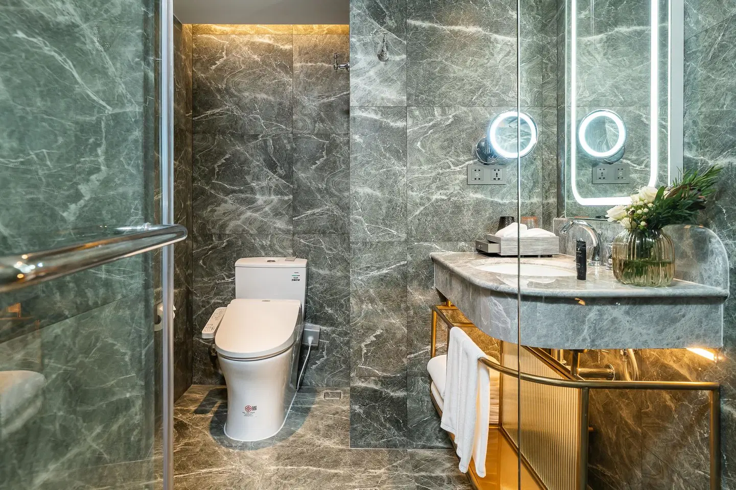 The Salil Hotel Riverside Bangkok Badezimmer