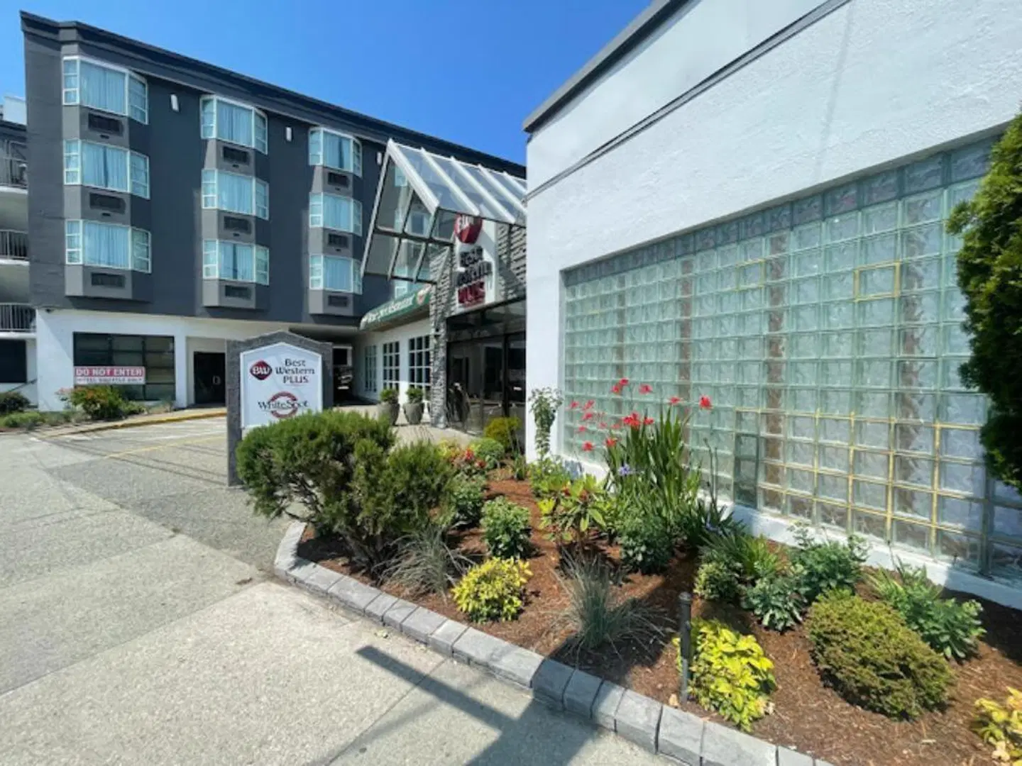 Best Western Plus Vancouver Airport Hotel EXTERIOR
