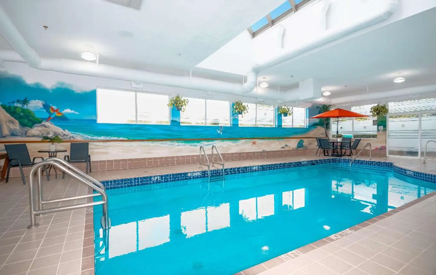 Coast Abbotsford Hotel & Suites Hallenbad