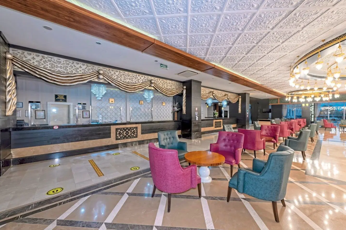 LRS Lake & River Side Hotel & Spa Bar