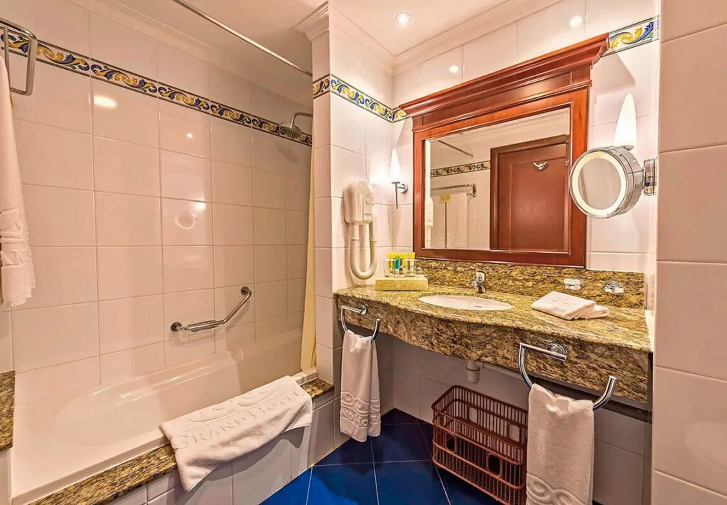 Grand Hotel Gozo Badezimmer