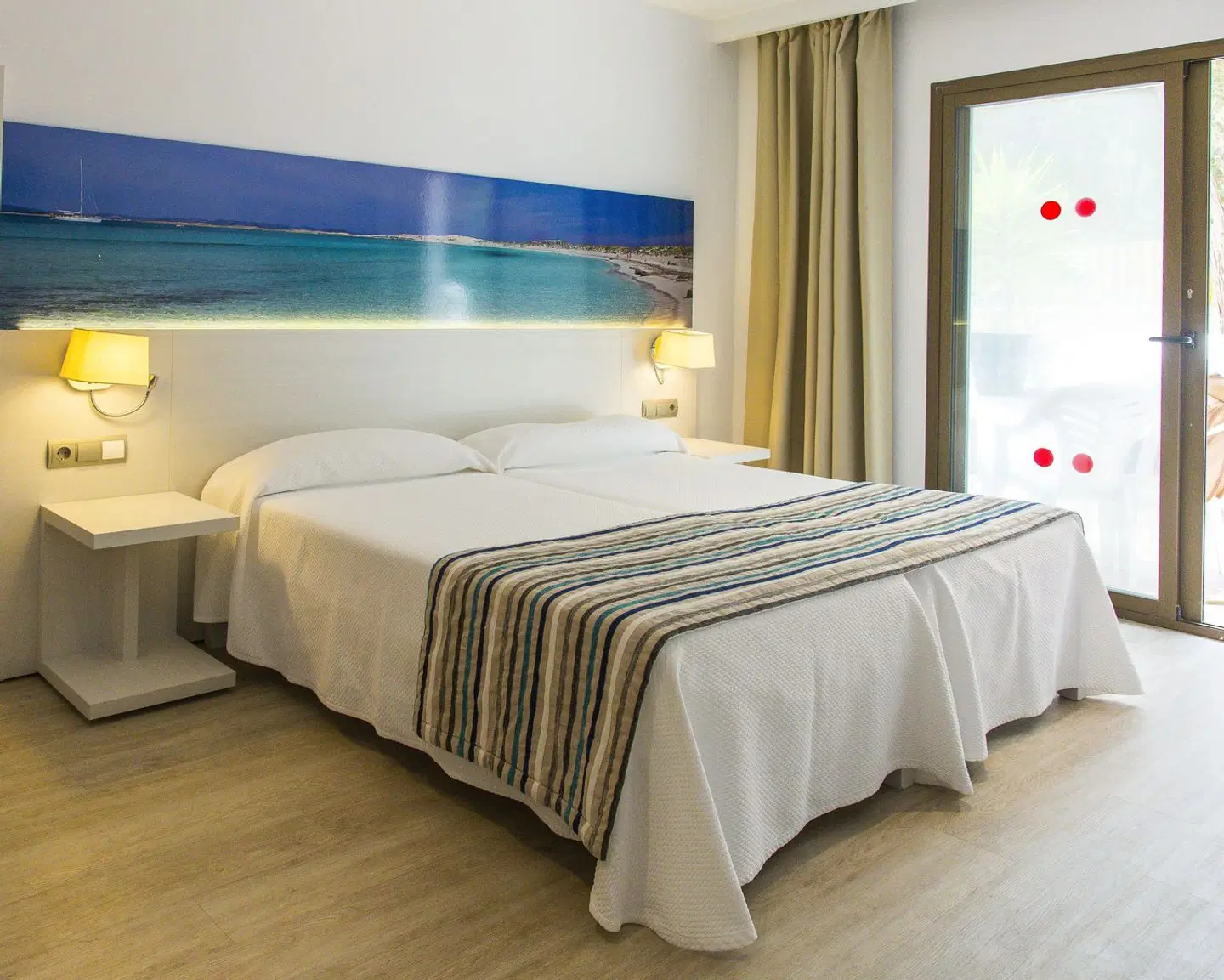 Rosales ROOM_EXAMPLE