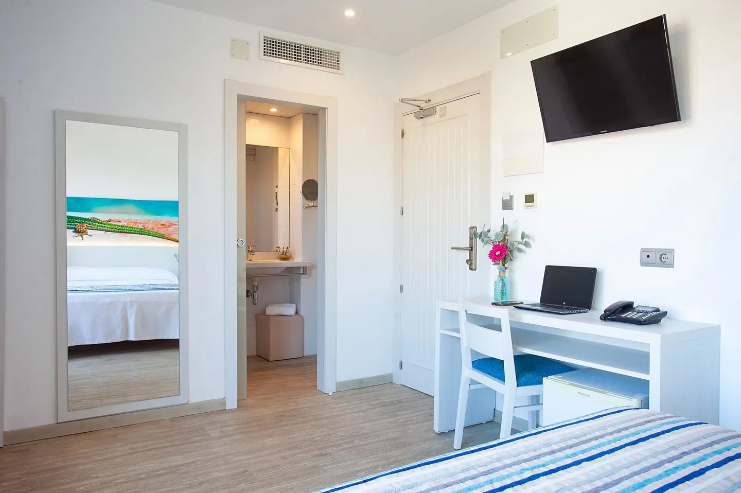 Rosales ROOM_EXAMPLE