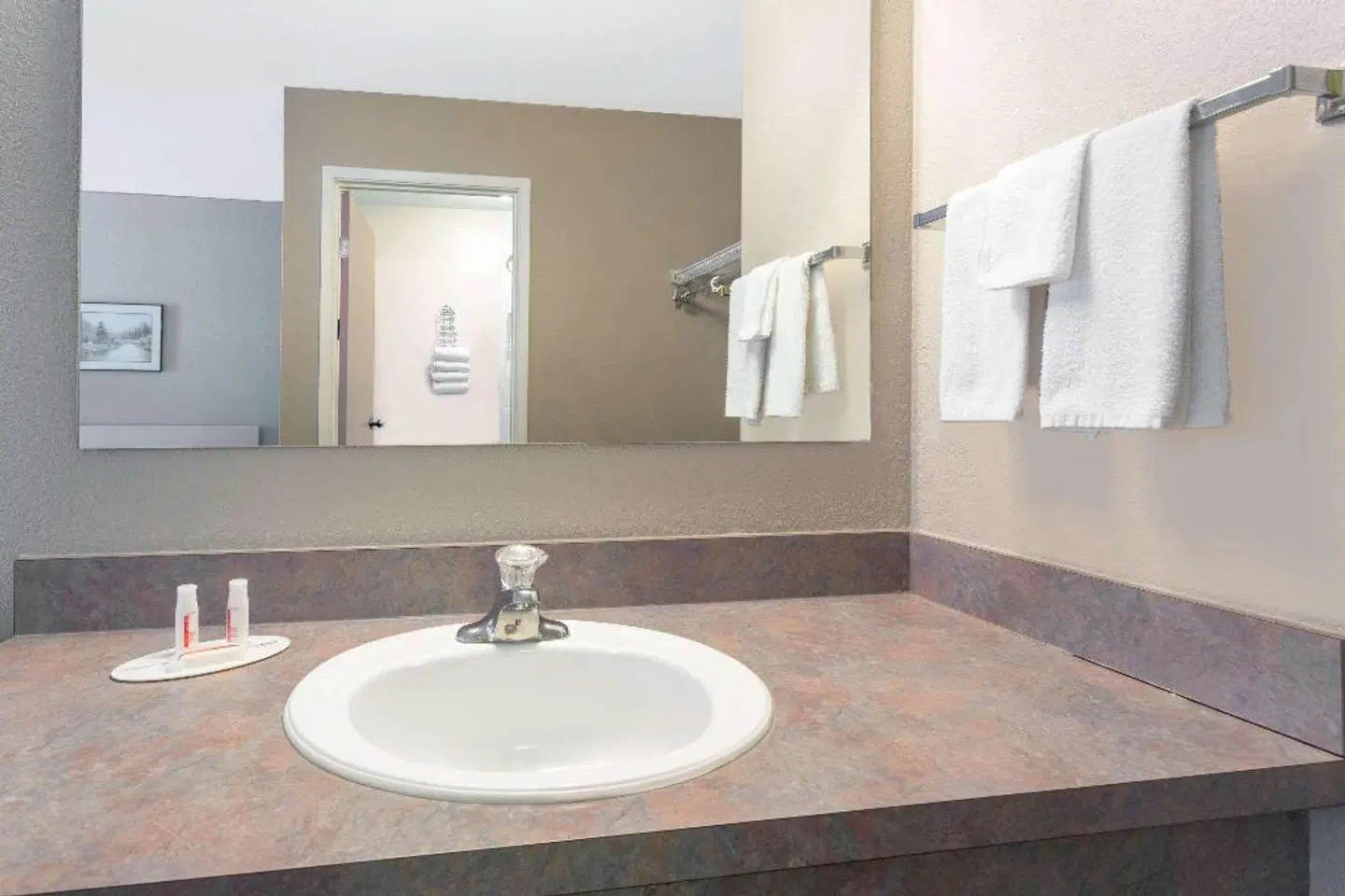 Super 8 by Wyndham Golden Badezimmer