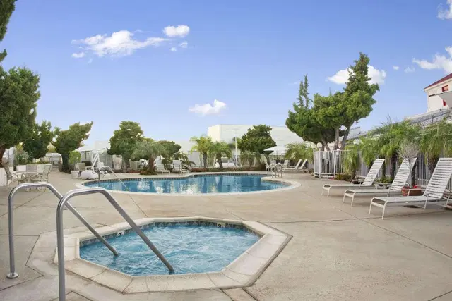 Ramada by Wyndham Torrance OUTDOOR_POOL