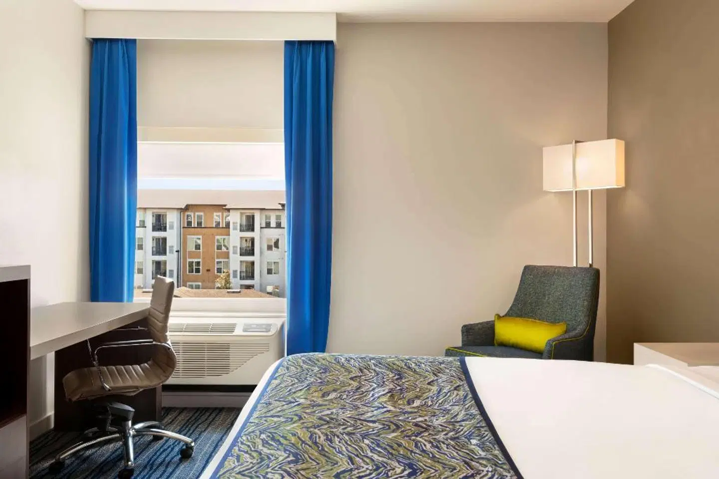 La Quinta Inn & Suites by Wyndham Orlando IDrive Theme Parks ROOM_EXAMPLE