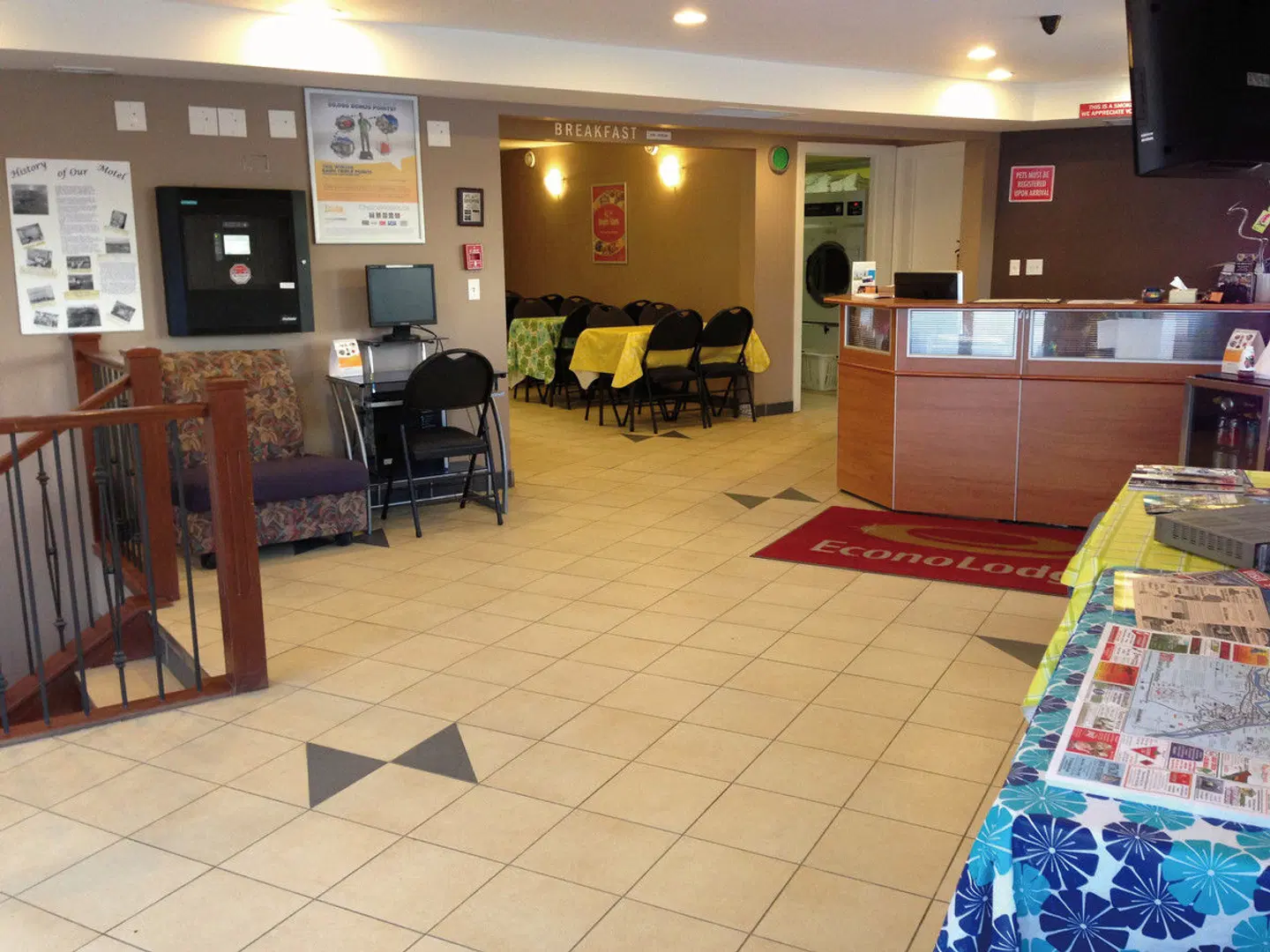 Econo Lodge Inn & Suites LOUNGE_LOBBY