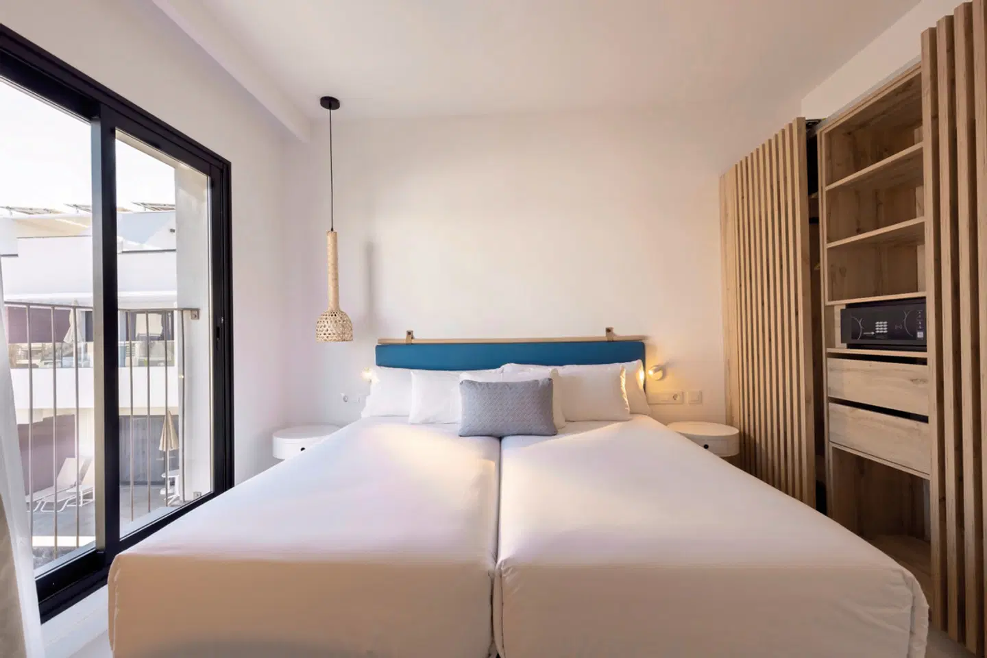 Esmeralda Cotillo Homes by LIVVO ROOM_EXAMPLE