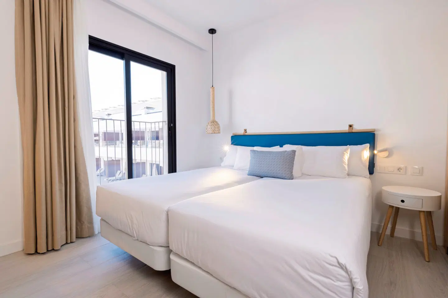 Esmeralda Cotillo Homes by LIVVO ROOM_EXAMPLE