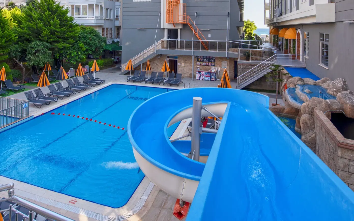 Monart City Hotel OUTDOOR_POOL