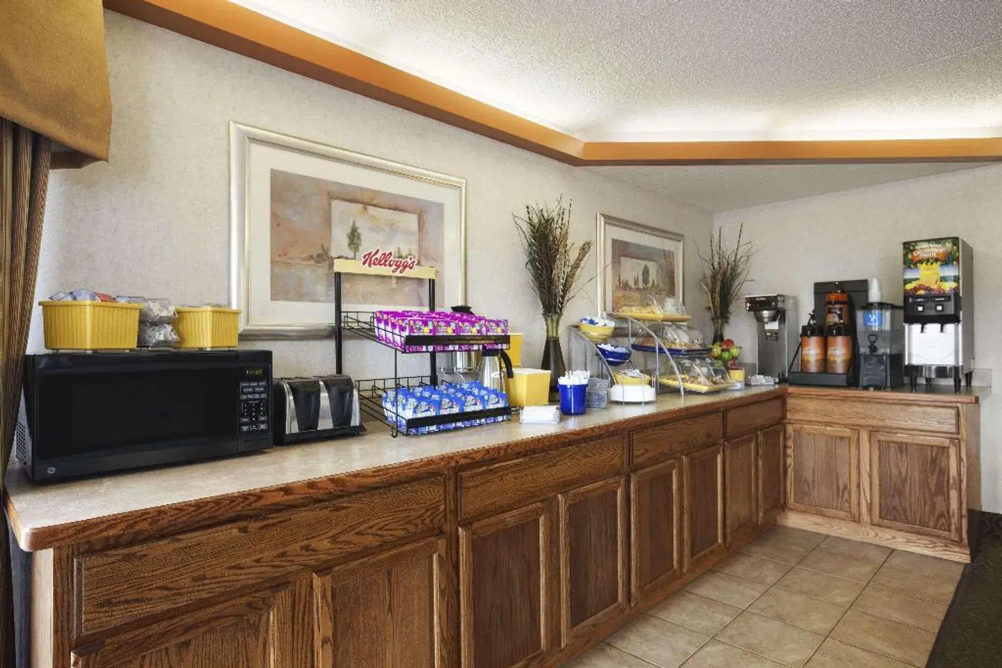 Days Inn by Wyndham Farmville Bar